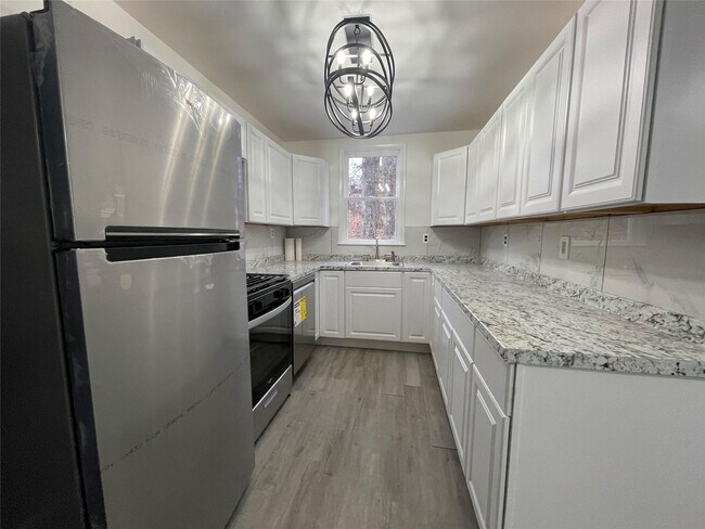 Building Photo - 17 Hide Away Ln