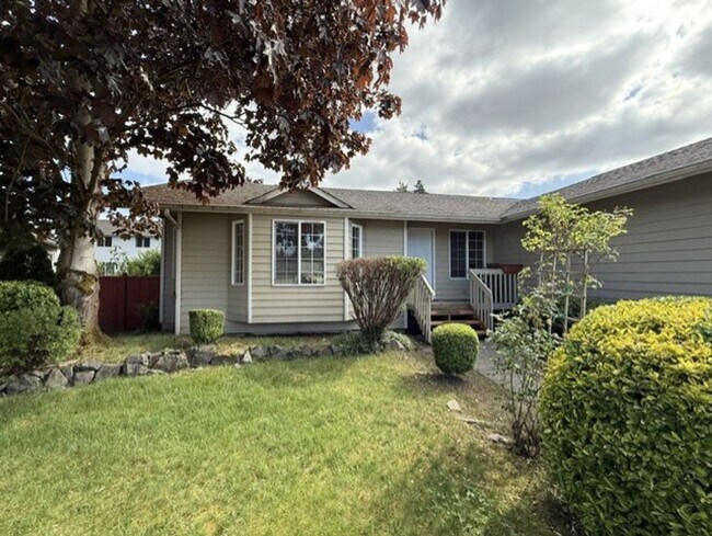 Building Photo - Lovely Rambler Home, Available NOW