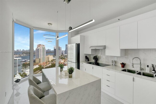 Building Photo - 300 S Pointe Dr