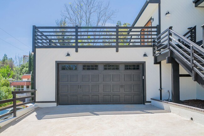 Foto del edificio - Beautifully Renovated Woodland Hills Home