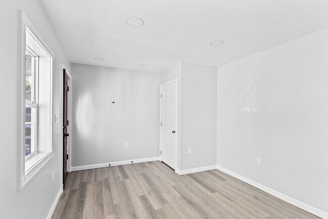Building Photo - 352 Beulah St