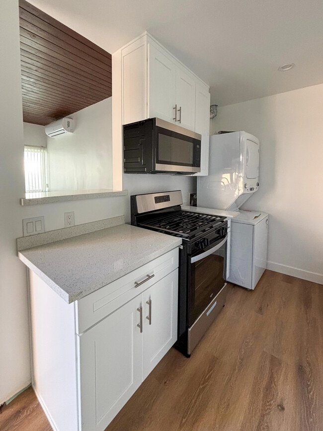 Building Photo - Newly Remodeled 2-Bedroom Apartment in Red...