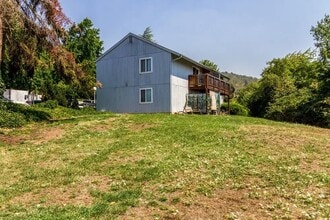 Building Photo - 721 SE Meadowlark Ave