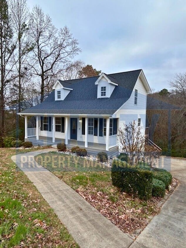 Foto principal - Three bedroom with attached garage!