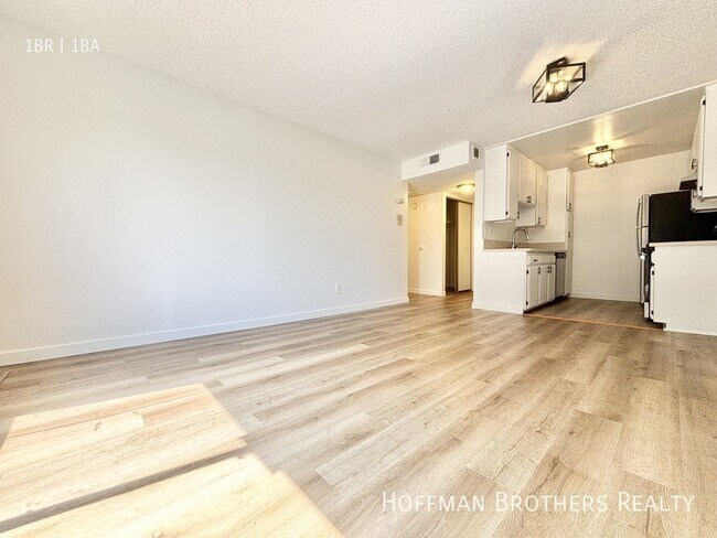 Foto del edificio - 11817 Victory Blvd