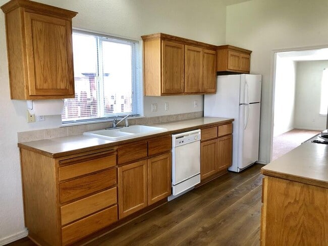 Building Photo - 735 NE Negus Pl