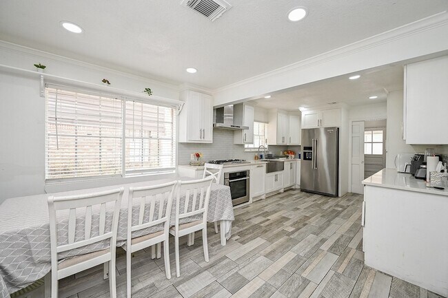 Foto del edificio - 5506 Pebble Springs Dr