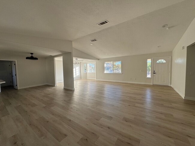 Building Photo - Newly remodeled home on The Mesa in Hesperia!