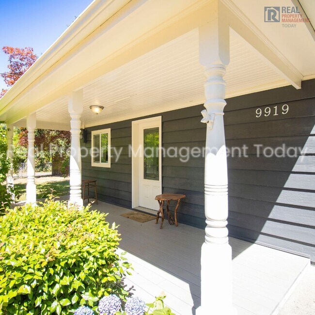 Building Photo - 9919 Woodland Ave E