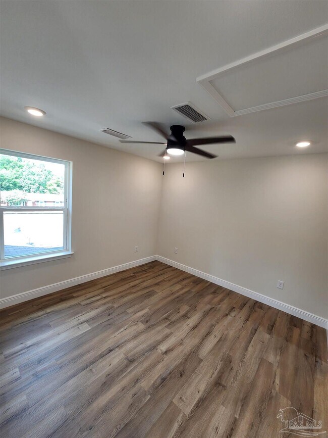 Building Photo - 3305 Bluewater Dr