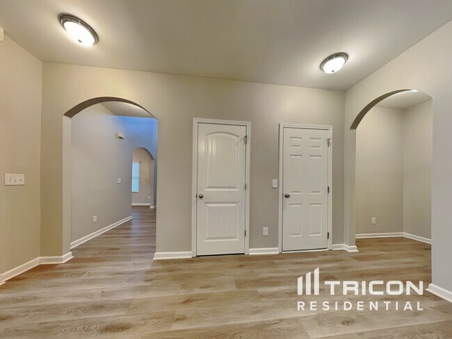 Building Photo - 452 Shady Glen