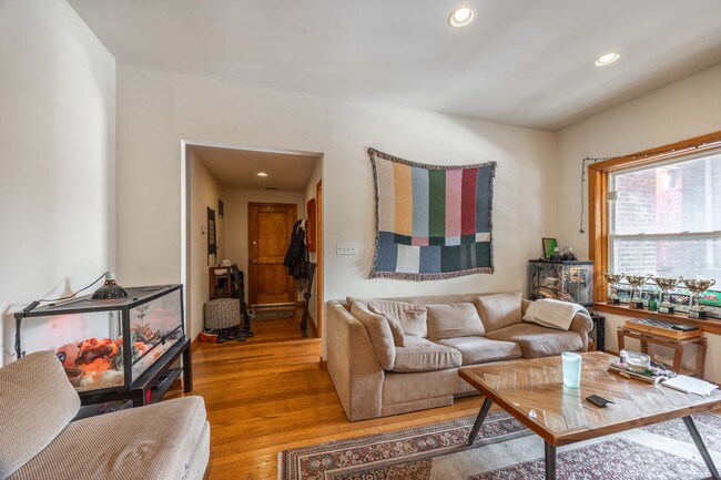 Building Photo - 2714 N Kimball Ave