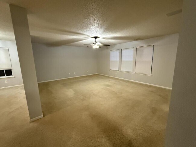 Building Photo - 14302 Holly Berry Cir