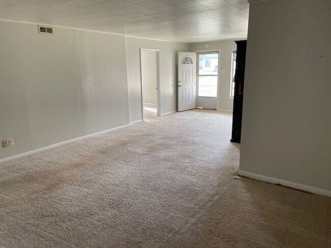 Building Photo - Spacious Three Bedroom, One Bath Home