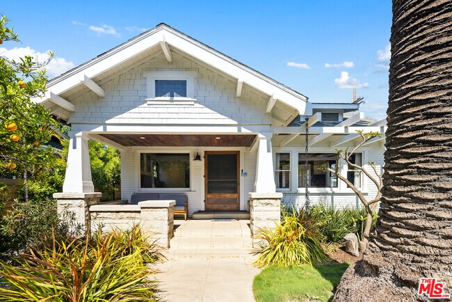 Foto del edificio - 953 AMOROSO Pl