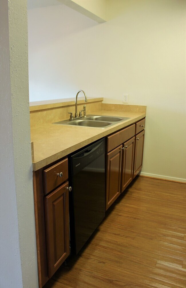 Foto del edificio - UPSTAIRS 2 BD UNIT w/ PRIVATE COVERED BALCONY