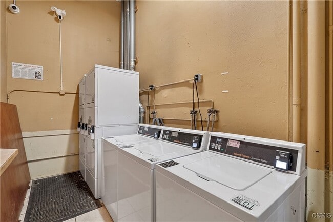 Building Photo - 319 N Salina St