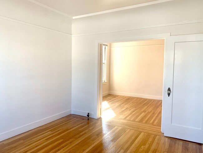 Building Photo - Richmond Dist. Bright 1 Bed/! Bath Flat w/ Hardwood Floors and Walk In Closets