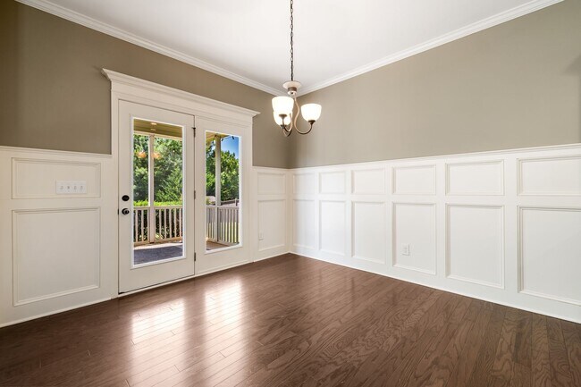 Building Photo - Stunning and HUGE 5Bed/3Bath in Holly Spri...