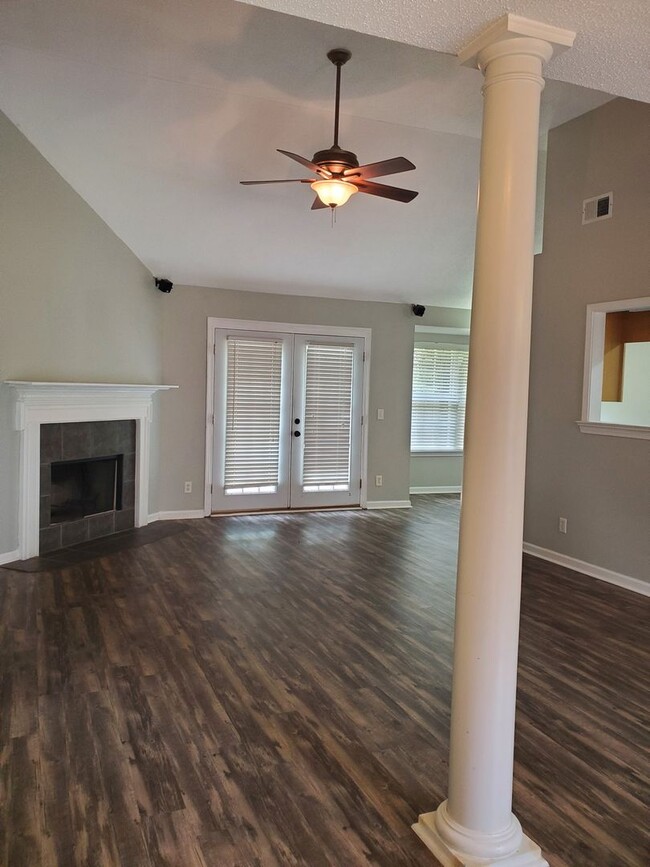 Building Photo - 4 Bedroom with fenced in backyard in the P...