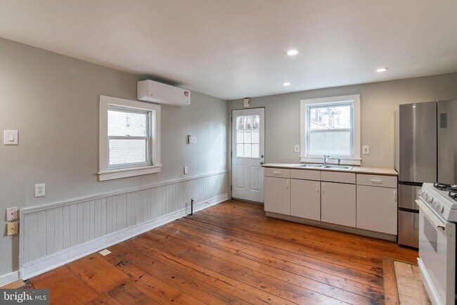 Building Photo - 1221 Marlborough St