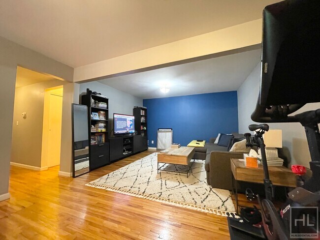 Building Photo - 30 AVENUE- Flex 2 Bedroom