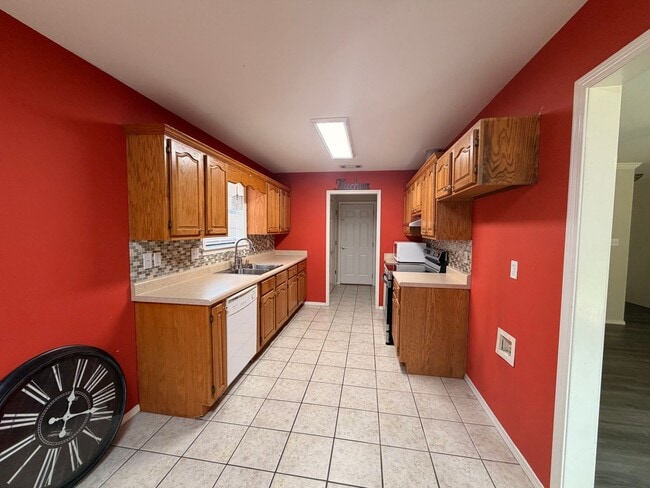 Building Photo - This 3-bedroom, 2-bathroom house in Russellville, AR offers a practical layout and convenient loc...