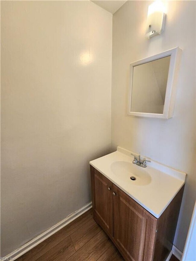 Foto del edificio - Updated Well Maintained Duplex