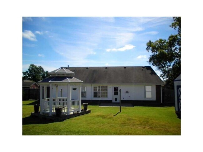 Building Photo - Nice 3 Bed 2 Bath House.  Yard Care Included.  Gas Heat & Hot Water