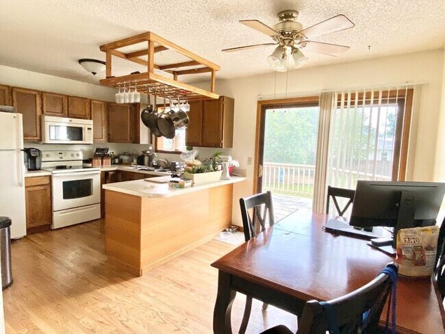 Building Photo - Large 4 Bedroom/2 Bath Bi-Level Home with ...