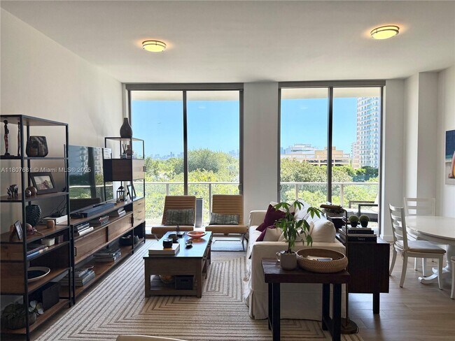 Foto del edificio - 2678 Tigertail Ave