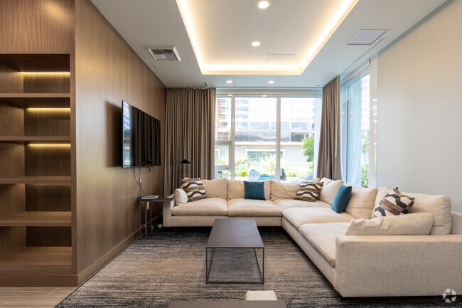 Interior Photo - 1133 S Hope St