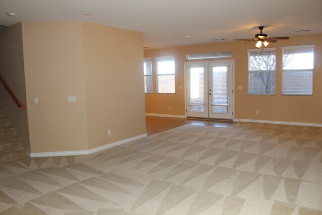 Building Photo - BEAUTIFUL 4 BEDROOM 2.5 BATHROOM HOME.