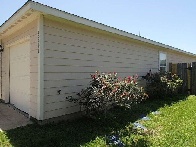 Foto del edificio - 6906 Lost Timber Ln