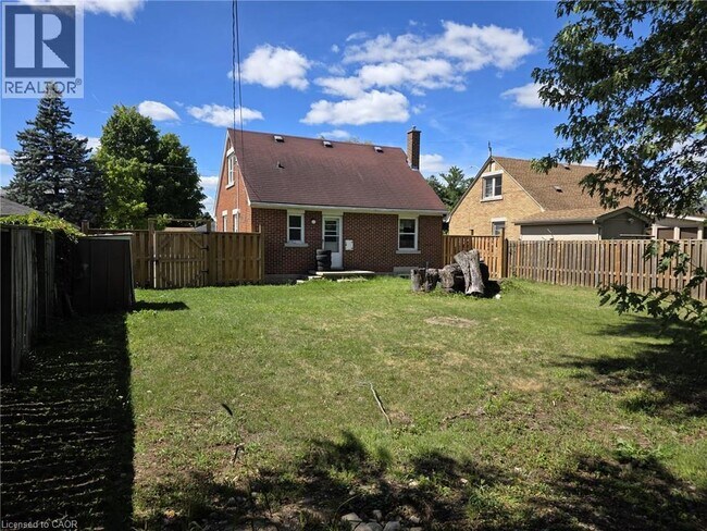 Photo du bâtiment - 1673 Fairview Rd