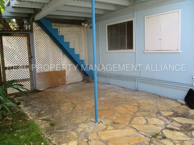 Building Photo - Cozy Manoa Studio