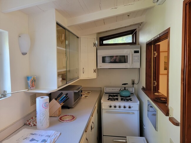 Cocina con estufa - 311 Palomar Rd