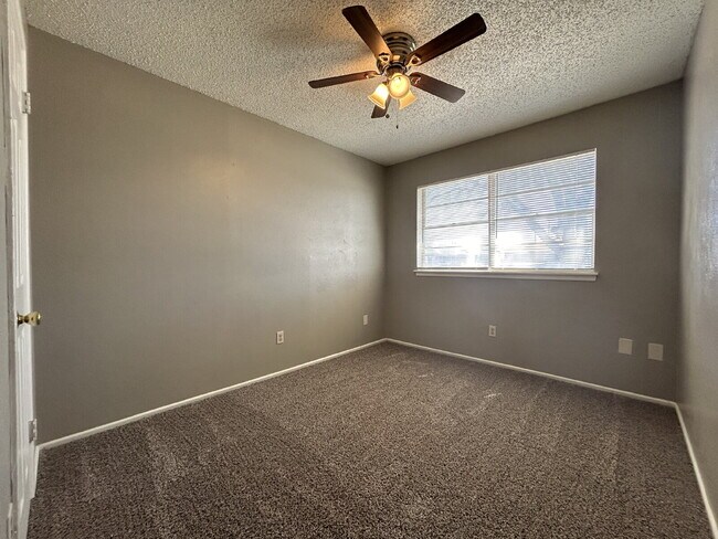 Building Photo - House Located Within Minutes Of Hospital D...