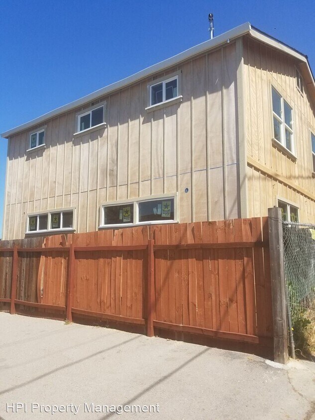 Foto principal - 2 br, 1 bath House - 9999 Main St.