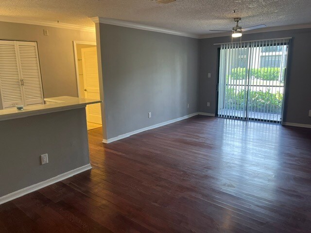 Foto del edificio - 4001 Crockers Lake Blvd