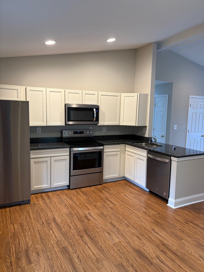 Building Photo - 1107 E 105th St