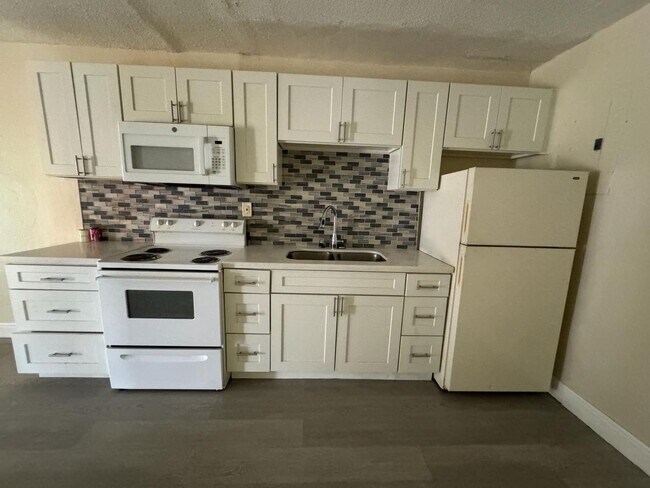 Building Photo - Large 3-1 Apt off Broward Blvd