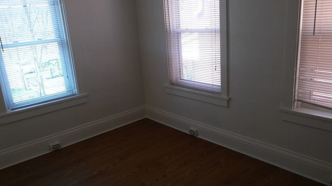 Building Photo - 40 N Poplar St
