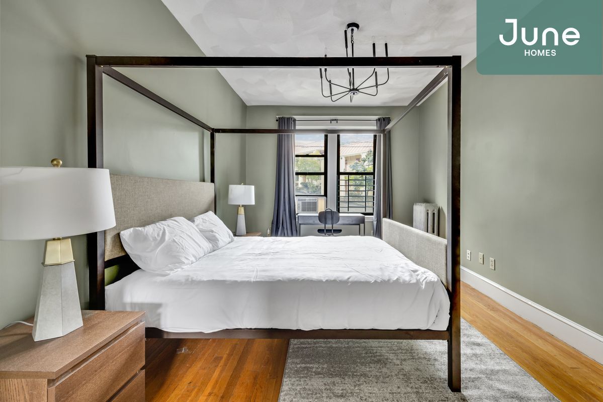 Foto principal - ROOM ONLY in 3-bed/2.0-bath Home