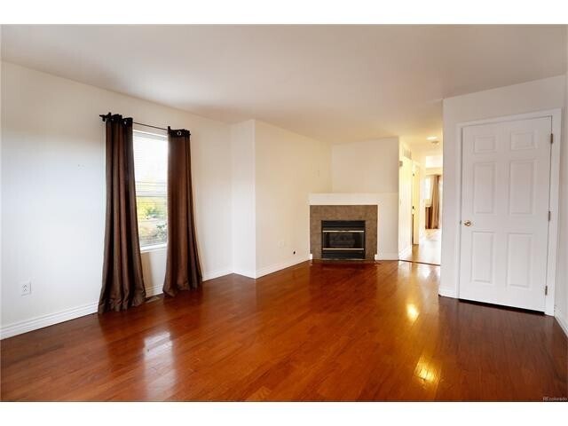 Building Photo - End unit townhome with carport in Castle Rock