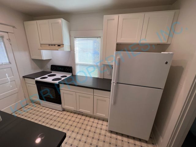 Building Photo - 2 Bd / 1 Bth - Den - Bsmt - Fncd Yd - Pet ...