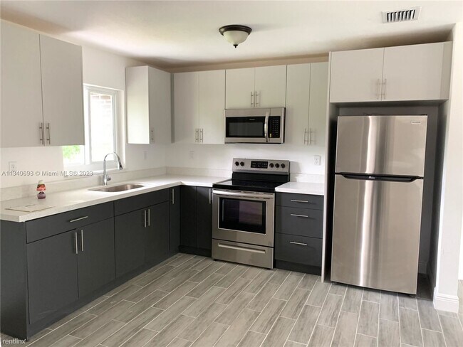 Foto del edificio - 4 br, 3 bath House - 3220 NW 5th Ct