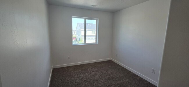 Building Photo - 3 Bed 2 Bath in Santaquin!!