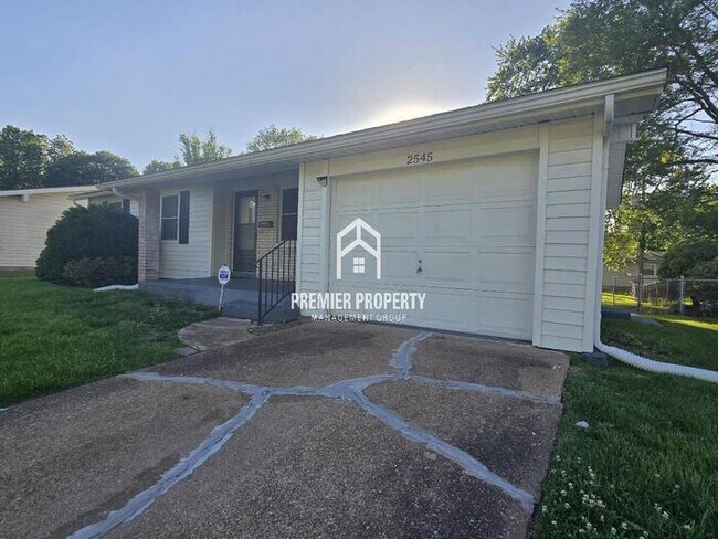 Building Photo - 2545 S Park Ln