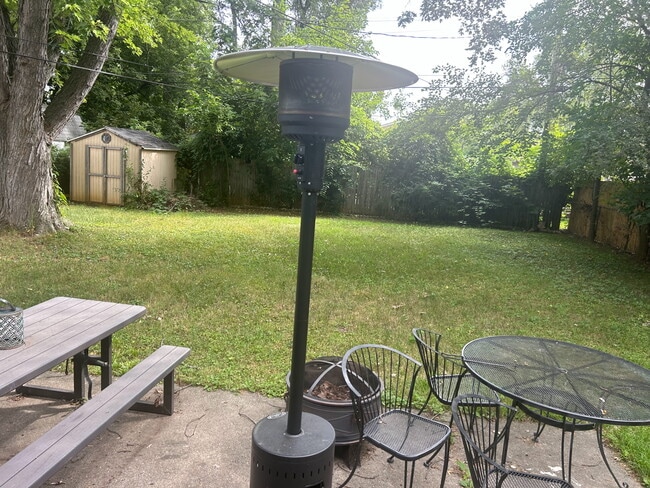 Outdoor space - 1425 Harry St